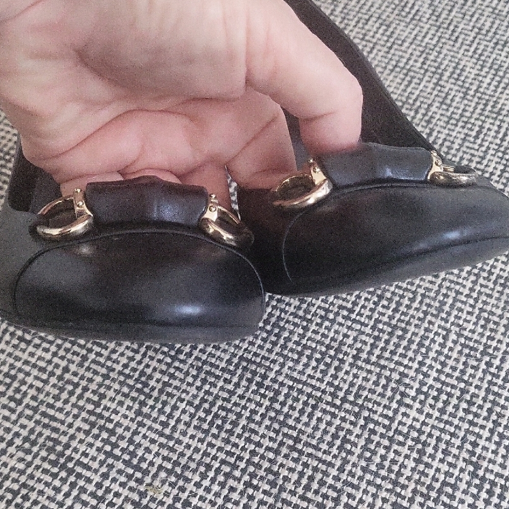 Gucci Black Platform Shoes with Elegant Design - Picture 3 of 10